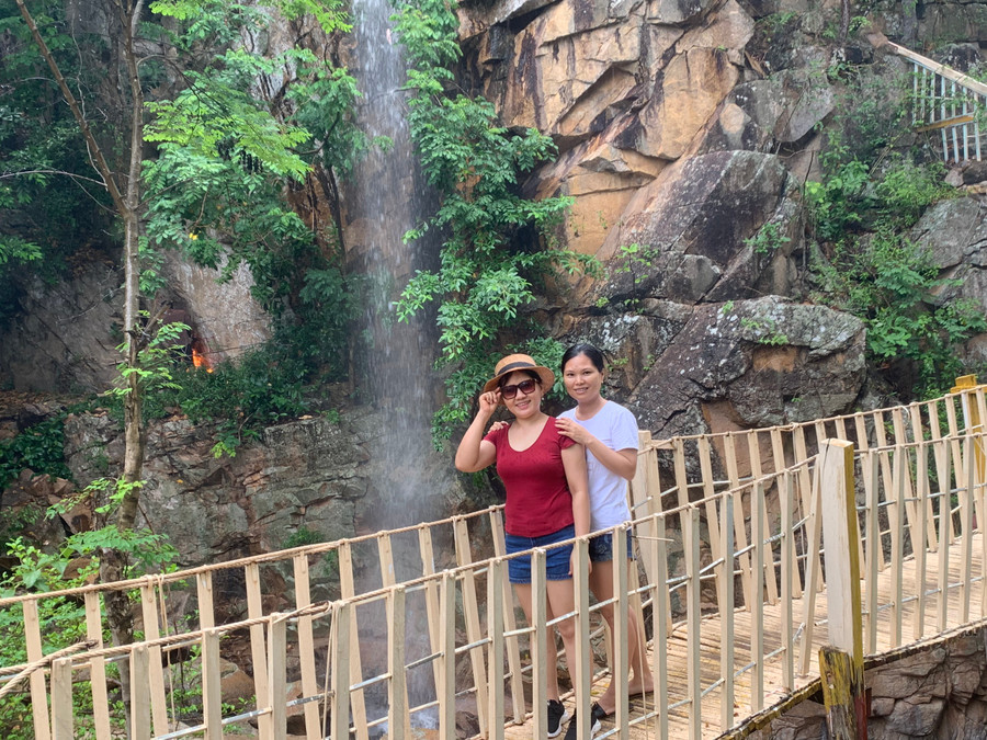 10. Nhiều du khách chọn Suối Đá 2 (thị xã Ayun Pa) để được hòa mình vào thiên nhiên trong ngày đầu tiên của kỳ nghỉ lễ. Ảnh: Vũ Chi