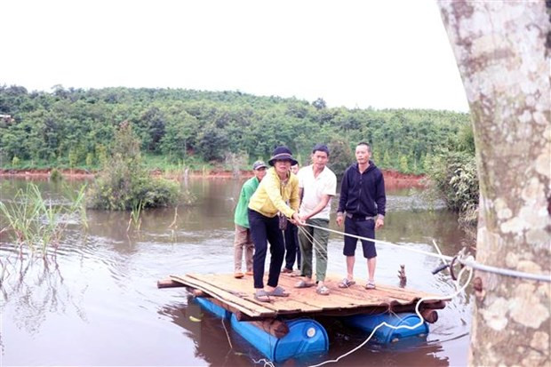  Việc người dân di chuyển bằng bè tự chế nguy hiểm, dễ xảy ra tai nạn. (Ảnh: Hưng Thịnh/TTXVN)