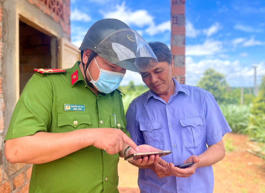 Ông Đinh Ngọc Quảng tự bỏ tiền lắp đặt camera, chia sẻ dự liệu hình ảnh với Công an xã Hneng nhằm góp phần đảm bảo an ninh trật tự trên địa bàn. Ảnh: Minh Phương