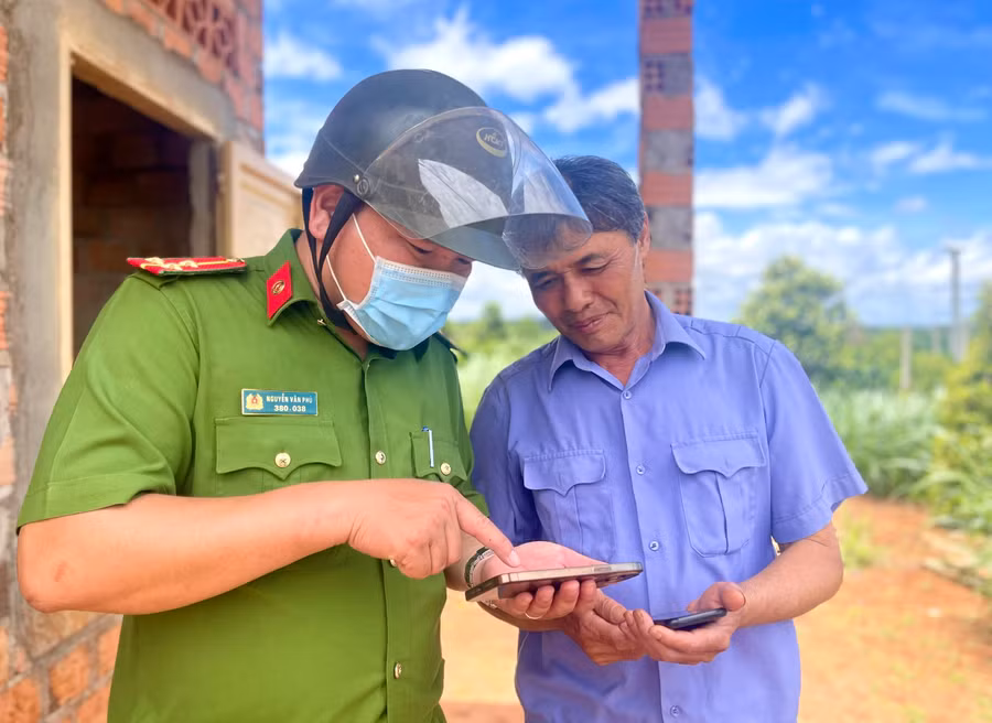 Ông Đinh Ngọc Quảng tự bỏ tiền lắp đặt camera, chia sẻ dự liệu hình ảnh với Công an xã Hneng nhằm góp phần đảm bảo an ninh trật tự trên địa bàn. Ảnh: Minh Phương