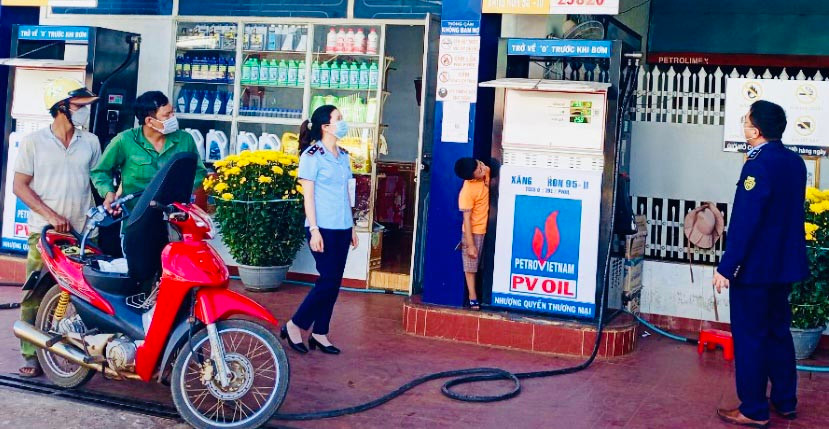 Cục QLTT tỉnh Gia Lai tăng cường kiểm tra hoạt động kinh doanh xăng dầu, không để xảy ra các hành vi găm hàng, đóng cửa không lý do. Ảnh: Vũ Thảo