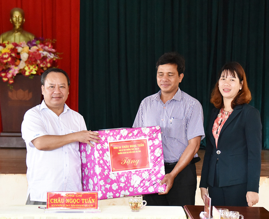 Đồng chí Châu Ngọc Tuấn trao quà động viên, khích lệ Đảng ủy, chính quyền, hệ thống chính trị xã Đak Trôi. Ảnh: Đức Thụy