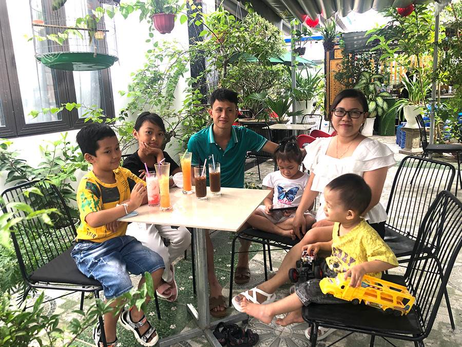  Kỳ nghỉ lễ Quốc khánh 2-9 kéo dài 4 ngày, vợ chồng chị Ngô Thị Tố Như quyết định đưa các con về thăm ông bà, người thân tại thôn An Sơn, xã Tân An, huyện Đak Pơ. Ảnh: Ngọc Minh