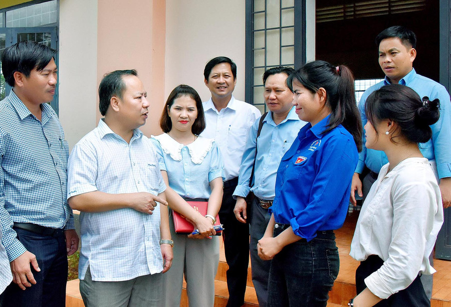 Phó Bí thư Thường trực Tỉnh ủy, Trưởng đoàn đại biểu Quốc hội tỉnh Châu Ngọc Tuấn (thứ 2 từ trái sang) trao đổi với cán bộ xã Đak Trôi, huyện Mang Yang. Ảnh: Đức Thụy