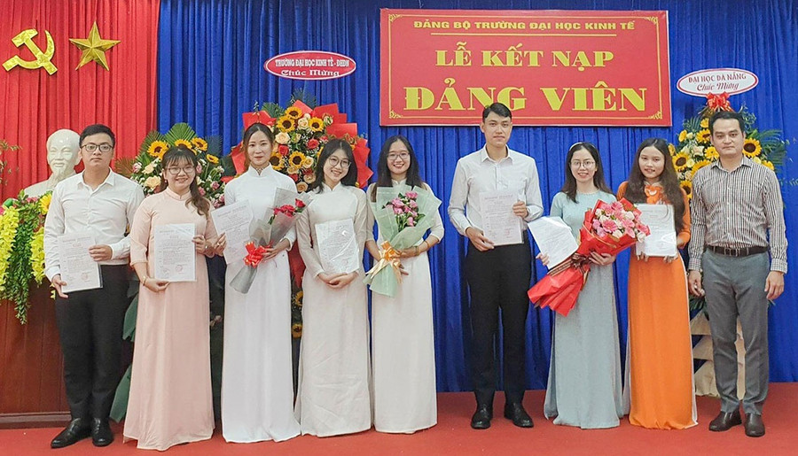 Trao thẻ đảng viên cho sinh viên ưu tú trong đợt kết nạp hồi tháng 7.2022. Ảnh: Đ.X