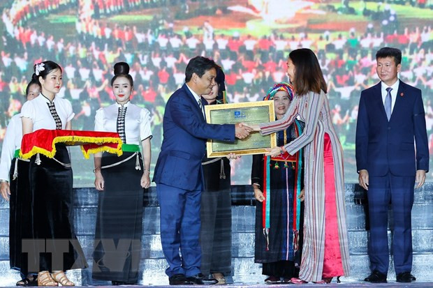  Thứ trưởng Bộ Văn hóa, Thể thao và Du lịch Hoàng Đạo Cương, đại diện Bộ Văn hóa, Thể thao và Du lịch đón nhận Bằng của UNESCO ghi danh “Nghệ thuật Xòe Thái” từ bà Pauline Tamesis, Điều phối viên thường trú của Liên hợp quốc tại Việt Nam. (Ảnh: Dương Giang/TTXVN)