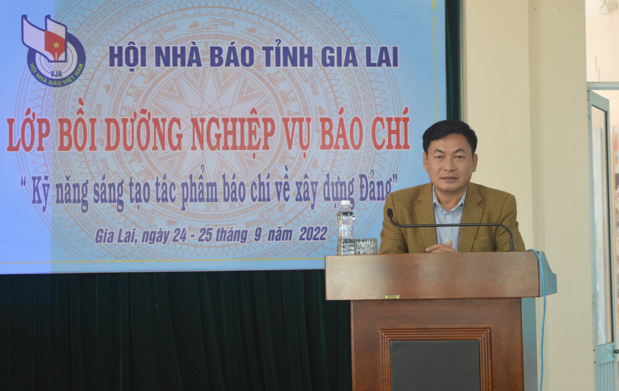 Tổng Biên tập Báo Gia Lai, Chủ tịch Hội Nhà báo tỉnh Huỳnh Kiên phát biểu tại lễ khai mạc. Ảnh: Phương Vi