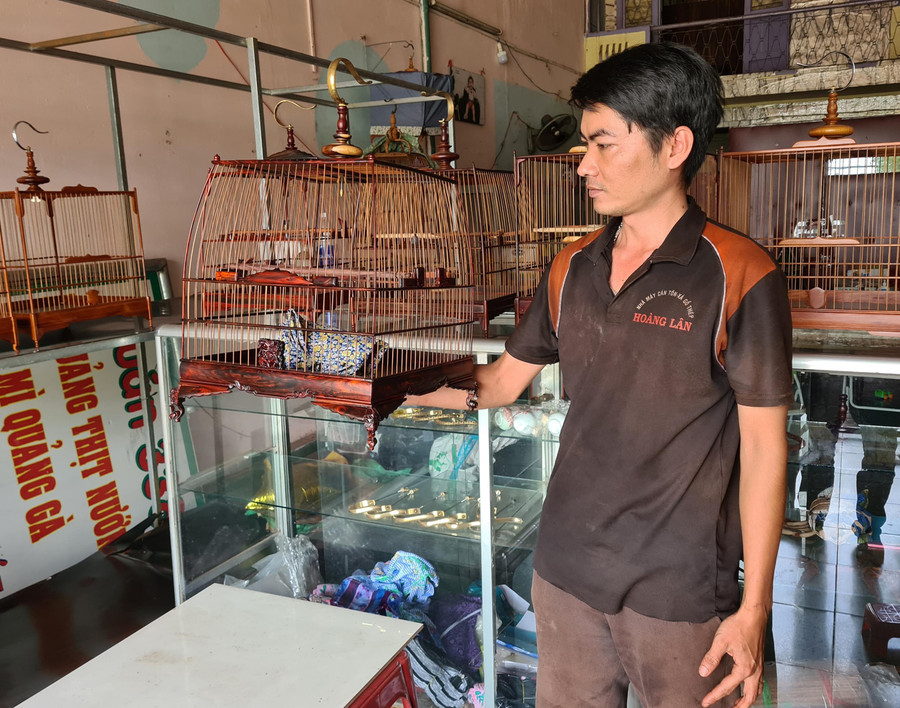 Anh Nguyễn Hoàng Thạch (tổ 6, phường Trà Bá, TP. Pleiku) vừa hoàn thiện chiếc lồng chim làm từ gỗ trắc để gửi cho khách hàng ở Hà Nội. Ảnh: Ngọc Sang Anh Nguyễn Hoàng Thạch (tổ 6, phường Trà Bá) vừa hoàn thiện chiếc lồng chim làm từ gỗ trắc để gửi cho khách hàng ở Hà Nội. Ảnh: Ngọc Sang