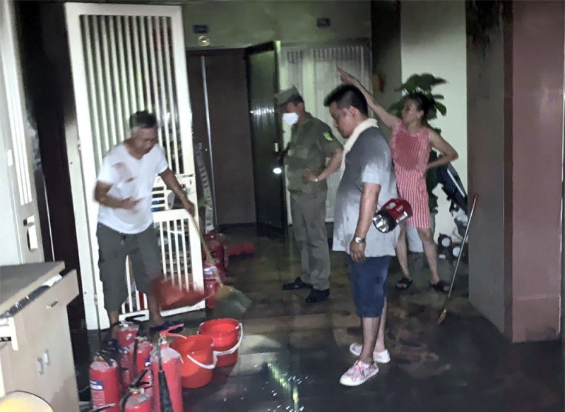 Căn chung cư của chị L bị thiệt hại nặng sau vụ cháy.