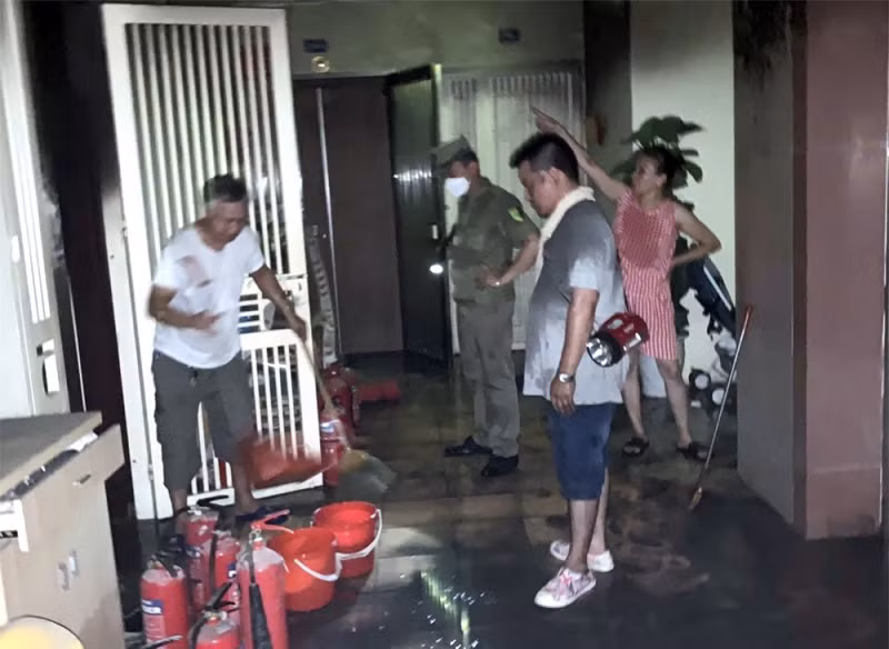 Căn chung cư của chị L bị thiệt hại nặng sau vụ cháy.