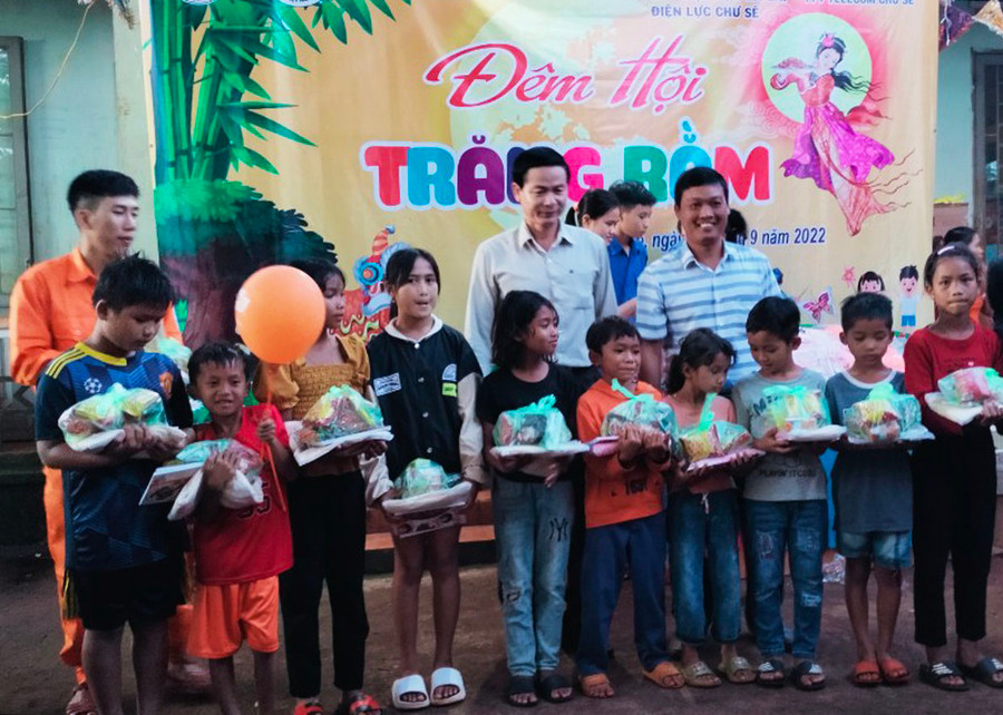 Tặng quà Trung thu cho trẻ em có hoàn cảnh khó khăn thị trấn Chư Sê. Ảnh: Hồng Ngọc Tặng quà Trung thu cho trẻ em khó khăn thị trấn Chư Sê. Ảnh: Hồng Ngọc