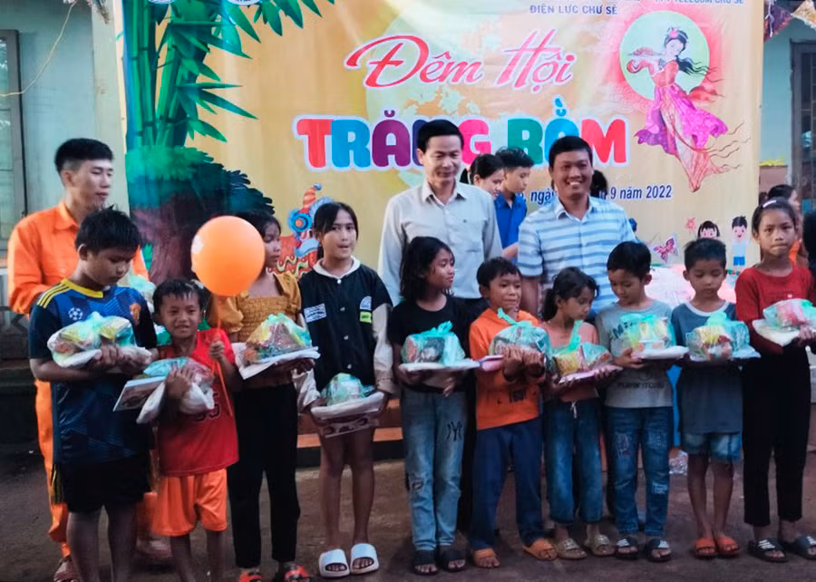  Tặng quà Trung thu cho trẻ em khó khăn thị trấn Chư Sê. Ảnh: Hồng Ngọc