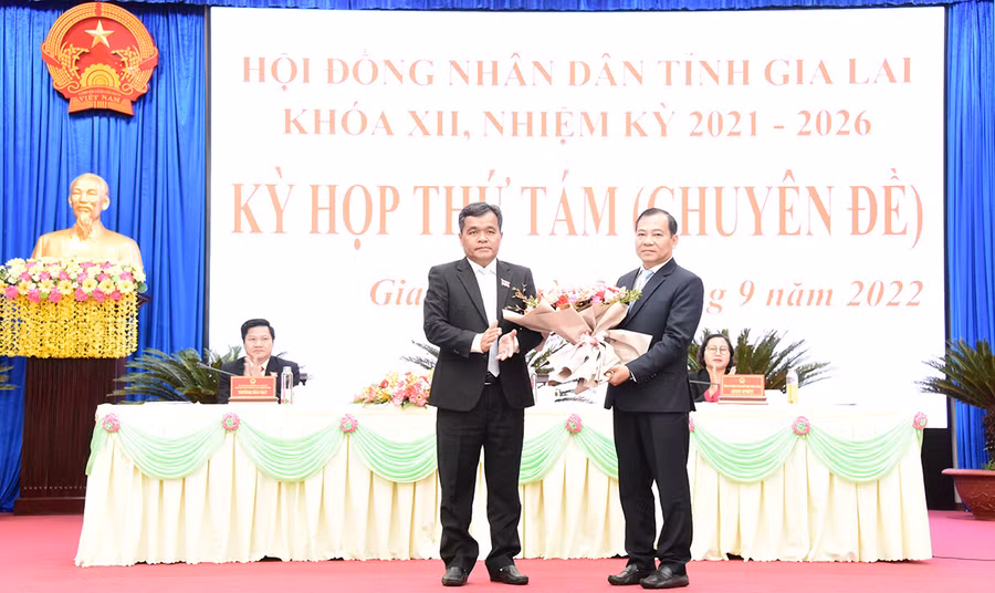 Chủ tịch HĐND tỉnh Hồ Văn Niên tặng hoa chúc mừng ông Đoàn Hữu Dũng-Giám đốc Sở Giao thông-Vận tải. Ảnh: Đức Thụy