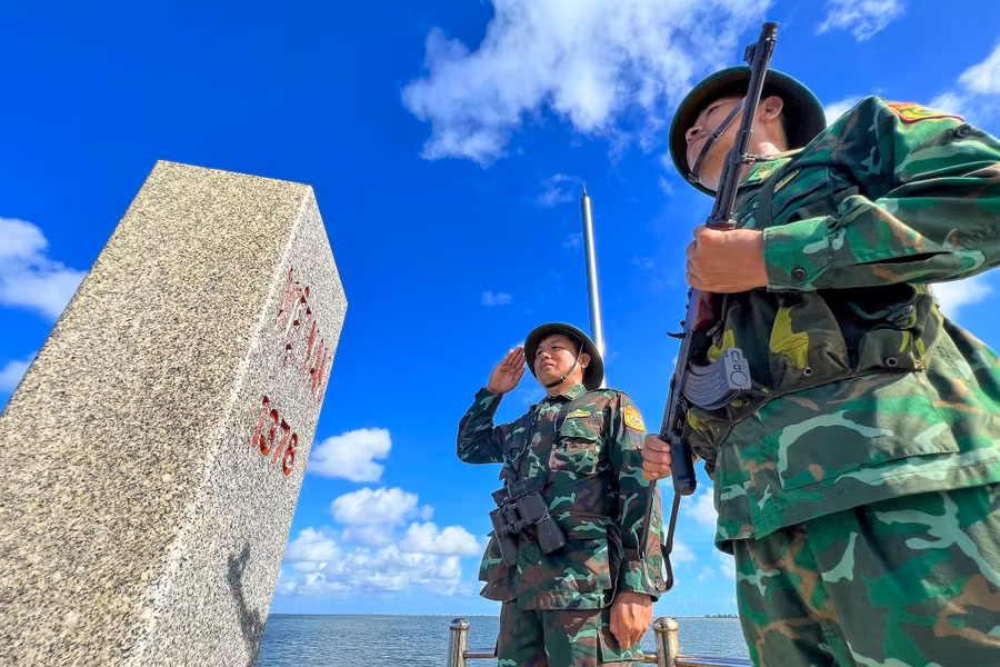 Tổ công tác Đồn biên phòng Trà Cổ (Bộ đội Biên phòng Quảng Ninh) thực hiện nghi thức chào mốc giới số 1378, mốc cuối cùng trên tuyến biên giới đất liền Việt Nam - Trung Quốc, nằm ở cửa sông Bắc Luân (P.Trà Cổ, TX.Móng Cái, Quảng Ninh). Ảnh: M.T.H