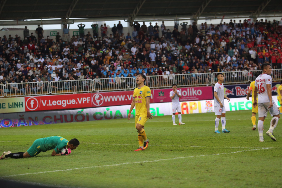 HAGL đã phải ôm hận trước Hải Phòng ở lượt đi trên sân Pleiku. Ảnh: Lê Văn Ngọc
