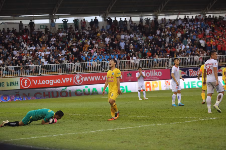HAGL đã phải ôm hận trước Hải Phòng ở lượt đi trên sân Pleiku. Ảnh: Lê Văn Ngọc