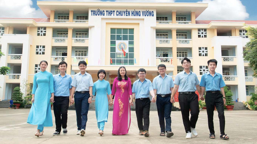 Cô và trò Trường THPT chuyên Hùng Vương (TP. Pleiku). Ảnh: Mộc Trà