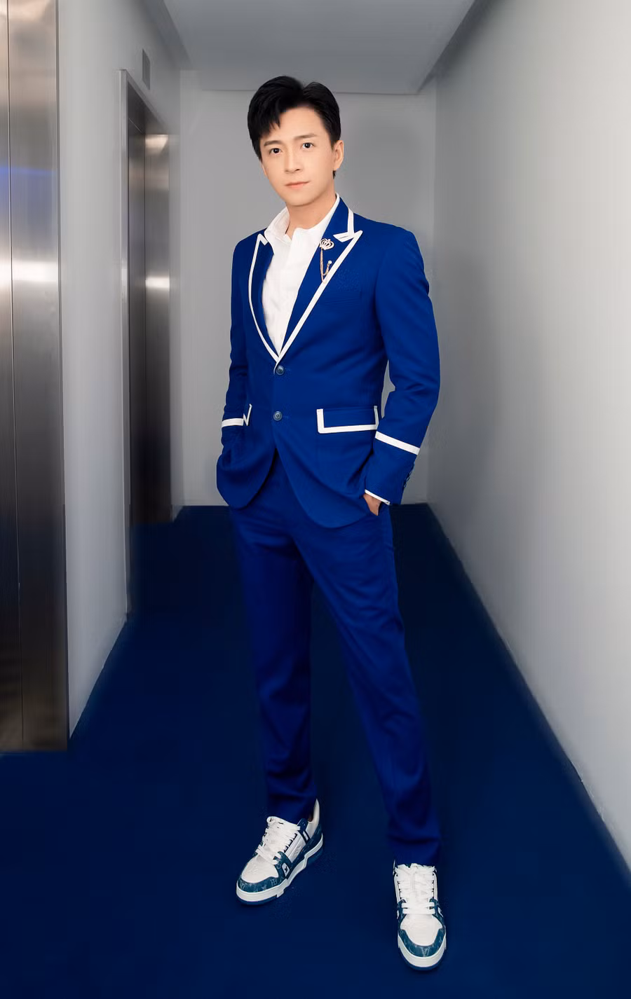 Thời gian gần đây, giọng ca Giả vờ yêu gây chú ý khi góp mặt trong gameshow 2 ngày 1 đêm. Sự vui vẻ, hoạt bát của Ngô Kiến Huy giúp anh được mọi người yêu mến. Ở tuổi 34, nam ca sĩ khá kín tiếng trong chuyện tình cảm. Ảnh: BTC