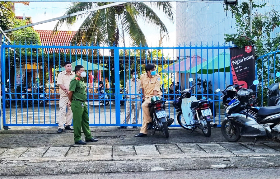 Lực lượng Công an phong tỏa hiện trường nơi xảy ra vụ việc. Ảnh: Lê Anh Công an phong tỏa hiện trường nơi xảy ra vụ việc. Ảnh: Lê Anh