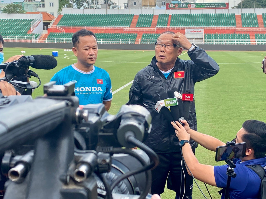 Ông Park hâm nóng bầu không khí ngay ngày đầu tập trung tuyển Việt Nam. Ảnh: Khả Hòa