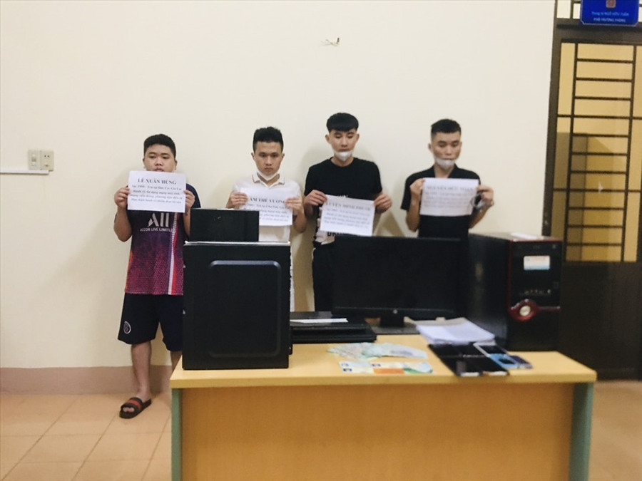 Công an Gia Lai bắt giữ một nhóm đối tượng lừa đảo qua mạng xã hội. Ảnh: T.T