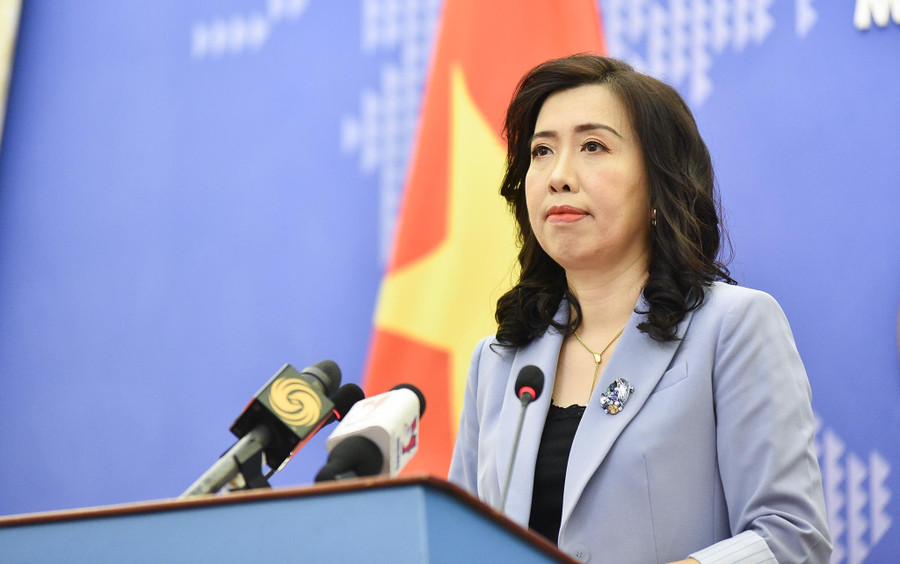 Người phát ngôn Bộ Ngoại giao thông tin tại họp báo. Ảnh vietnamnet.vn