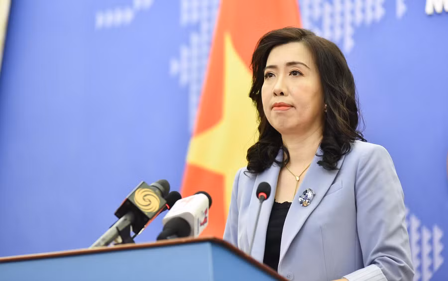 Người phát ngôn Bộ Ngoại giao thông tin tại họp báo. Ảnh vietnamnet.vn