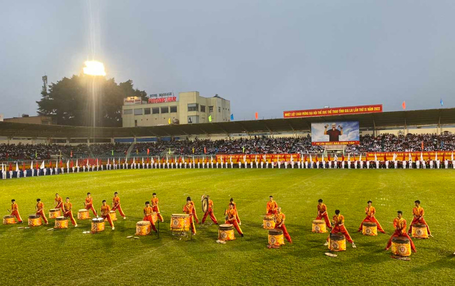 Mở đầu màn đồng diễn là tiết mục múa trống khiến không khí thêm sôi nổi, rộn ràng. Ảnh: Minh Thi