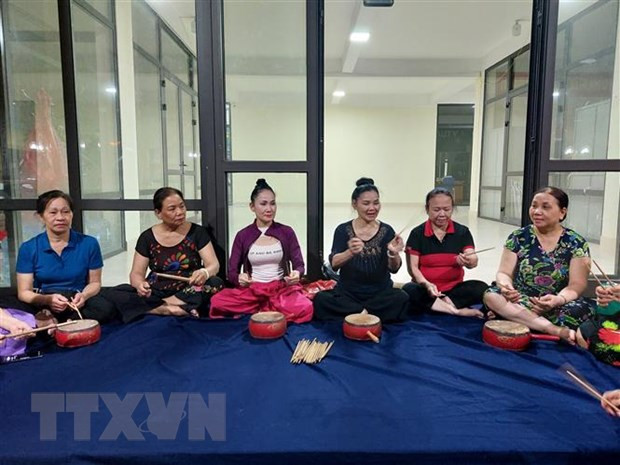 Nghệ nhân Minh Tám (thứ 3 từ phải sang) truyền dạy trống hội cho mọi người. (Ảnh: Đinh Thuận/TTXVN) Nghệ nhân Minh Tám (thứ 3 từ phải sang) truyền dạy trống hội cho mọi người. (Ảnh: Đinh Thuận/TTXVN)