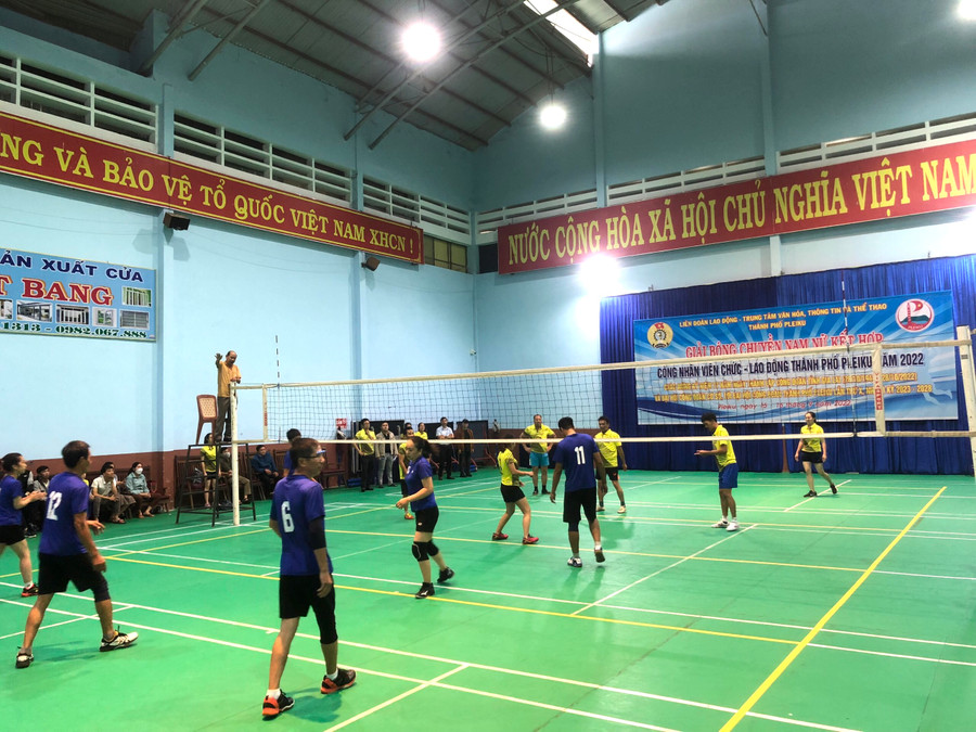  Các đội bóng sẽ thi đấu với 4 VĐV nam và 2 VĐV trên sân Ảnh Văn Ngọc Các đội bóng sẽ thi đấu với 4 VĐV nam và 2 VĐV trên sân. Ảnh: Văn Ngọc