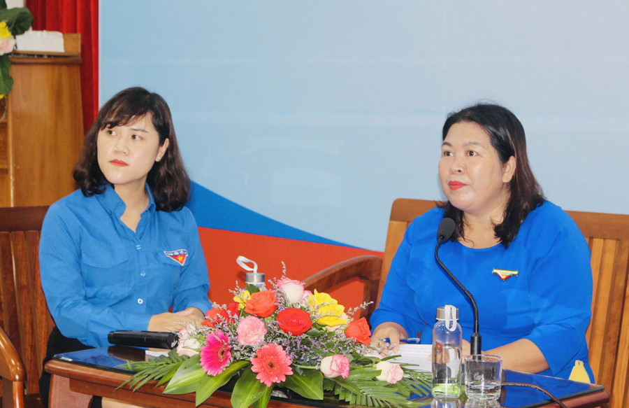 Đồng chí Hà Thị Giang Thảo (bìa phải)-Bí thư Tỉnh Đoàn, Chủ tịch Hội LHTN Việt Nam tỉnh chủ trì chương trình đối thoại. Ảnh: Phan Lài Đồng chí Hà Thị Giang Thảo (bìa phải)-Bí thư Tỉnh Đoàn, Chủ tịch Hội LHTN Việt Nam tỉnh chủ trì chương trình đối thoại. Ảnh: Phan Lài