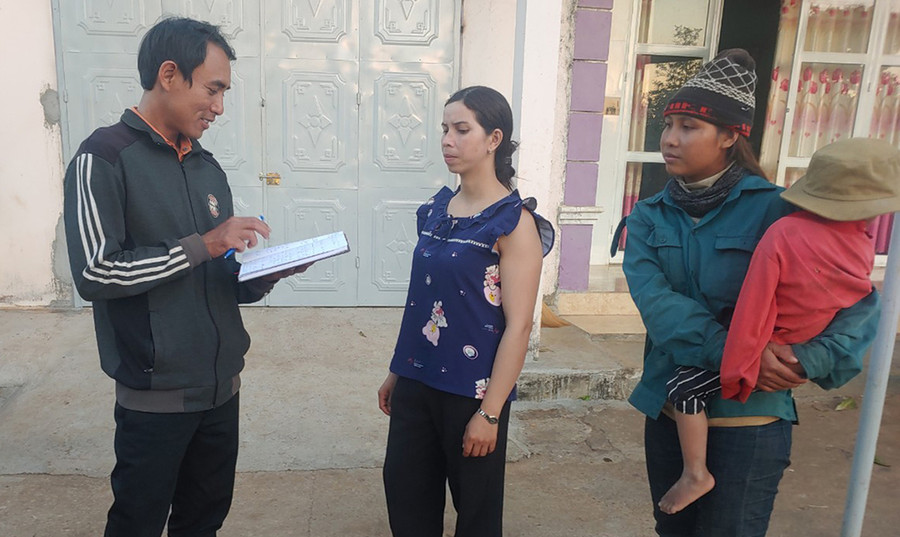  Ông Sun-Trưởng thôn Đak Trôk (xã Đak Yă) tuyên truyền, vận động người dân đăng ký khai sinh cho con đúng hạn. Ảnh: R'Ô Hok