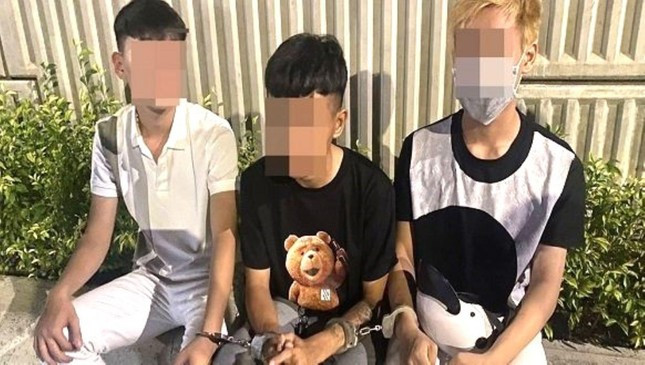 3 thanh niên bị khống chế sau khi tông xe vào lực lượng làm nhiệm vụ. Ảnh nguồn tienphong.vn