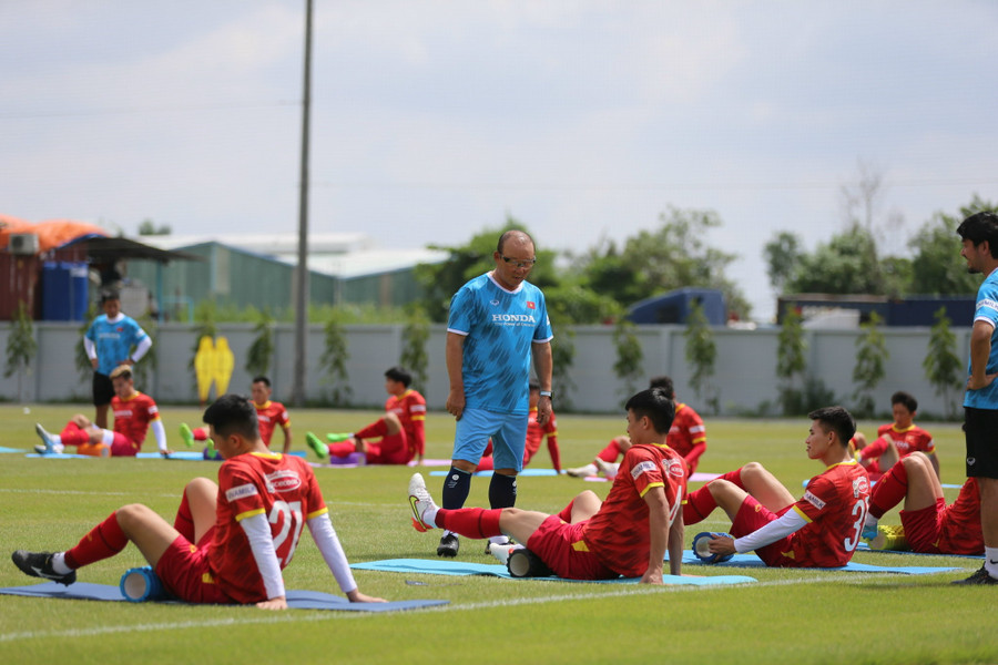  Ông Park và tuyển Việt Nam tại sân vận động quận 7. Ảnh: Khả Hòa