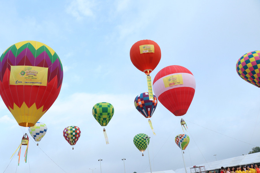 Người dân, du khách mãn nhãn với khinh khí cầu lần đầu xuất hiện. Ảnh: Hoàng Bình