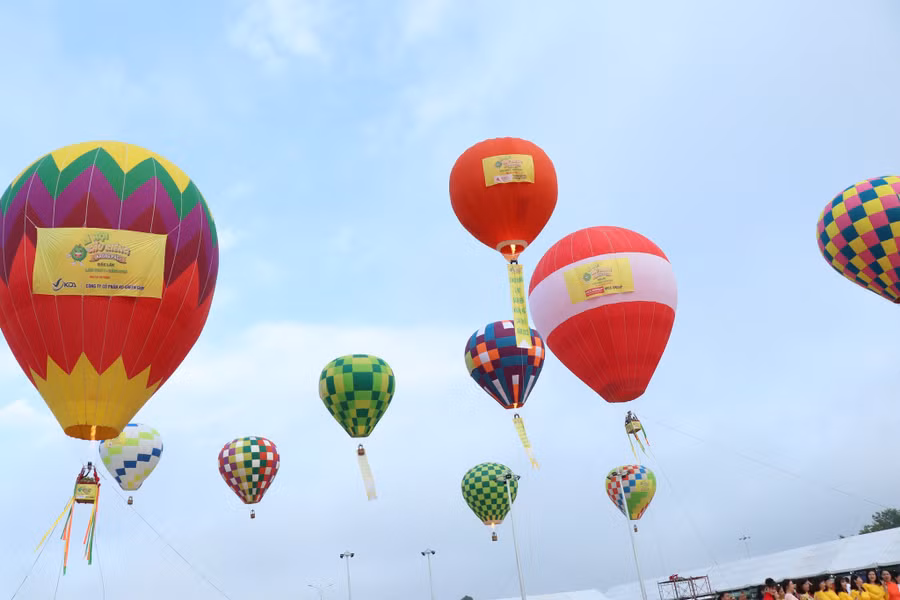 Người dân, du khách mãn nhãn với khinh khí cầu lần đầu xuất hiện. Ảnh: Hoàng Bình