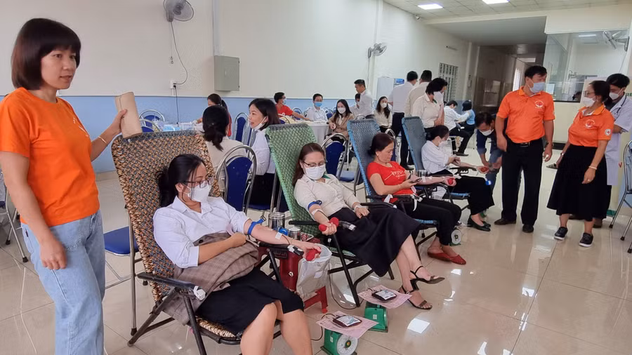 Đông đảo tình nguyện viên tham gia hiến máu tại ngày hội. Ảnh: Hà Phương