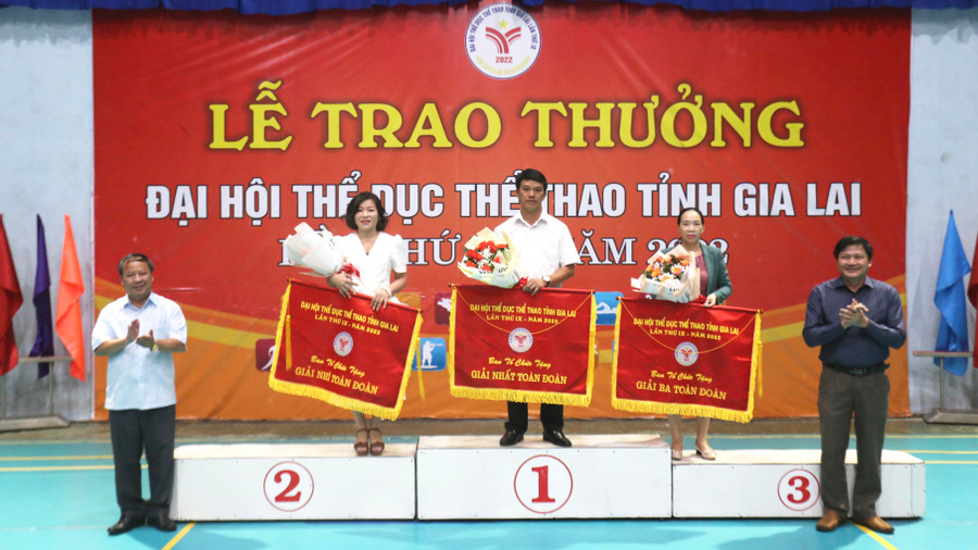 Phó Bí thư Thường trực Tỉnh ủy Châu Ngọc Tuấn (ngoài cùng bên trái) trao cờ cho 3 đơn vị giành thành tích cao nhất tại Đại hội. Ảnh: Văn Ngọc