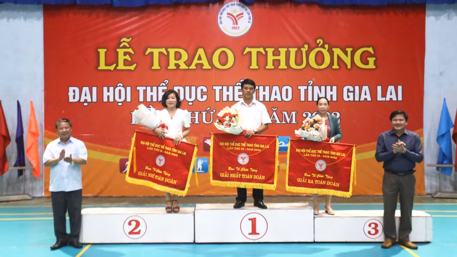 Phó Bí thư Thường trực Tỉnh ủy Châu Ngọc Tuấn (ngoài cùng bên trái) trao cờ cho 3 đơn vị giành thành tích cao nhất tại Đại hội. Ảnh: Văn Ngọc