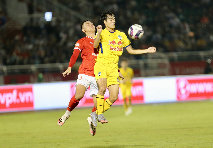 Văn Toàn rất có duyên ghi bàn vào lưới CLB Bình Dương. Ảnh: Khả Hòa