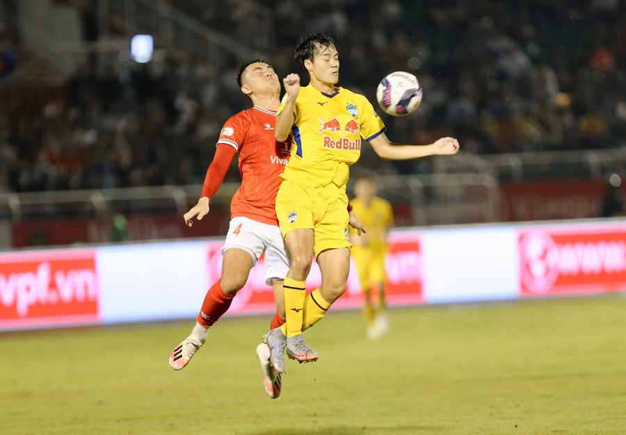 Văn Toàn rất có duyên ghi bàn vào lưới CLB Bình Dương. Ảnh: Khả Hòa