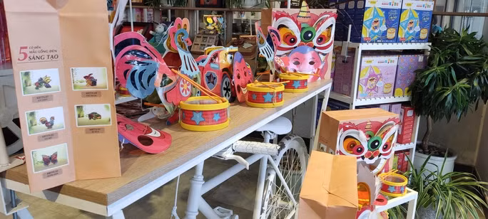 Lồng đèn Made In Vietnam có mẫu mã đa dạng và đậm chất truyền thống. Ảnh: AN NA