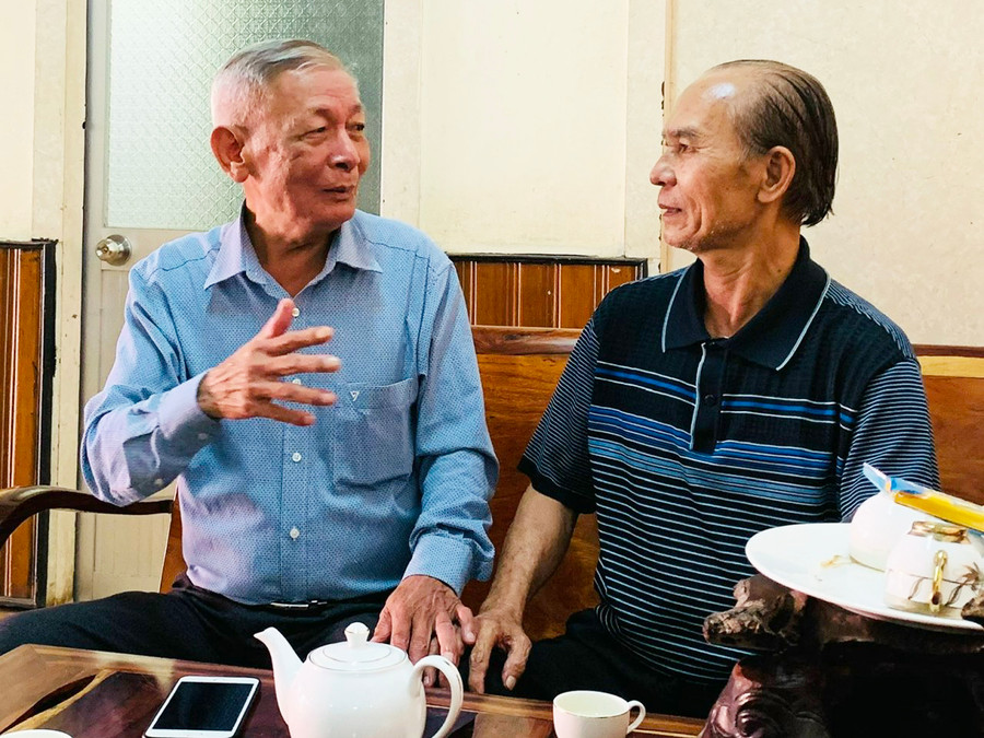  Ông Trương Đình Ba (bìa trái, tổ 8, phường Hoa Lư, TP. Pleiku) chia sẻ kỷ niệm trong những năm tham gia Đội cơ khí của mình. Ảnh: Nhật Hào