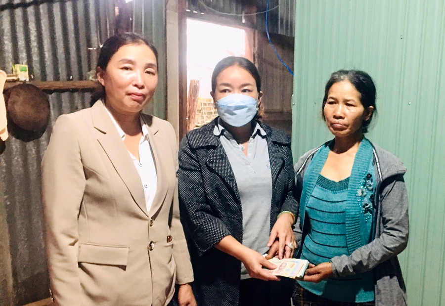 Thay mặt Mạnh Thường Quân, bà Lý Thị Hồng Trị (đứng giữa)-Chủ nhiệm Câu lạc bộ Cơm từ thiện Pleiku trao tiền hỗ trợ đợt 2 hơn 62 triệu đồng cho gia đình. Ảnh: Hồng Trị Thay mặt Mạnh Thường Quân, bà Lý Thị Hồng Trị (đứng giữa)- Chủ nhiệm Câu lạc bộ Cơm từ thiện Pleiku trao tiền hỗ trợ đợt 2 hơn 62 triệu đồng cho gia đình. Ảnh: Hồng Trị