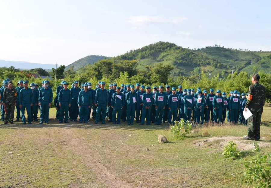 Lực lượng dân quân tự vệ huyện Krông Pa đang huấn luyện trên thao trường. Ảnh: Vĩnh Hoàng  Lực lượng dân quân tự vệ huyện Krông Pa đang huấn luyện trên thao trường. Ảnh: Vĩnh Hoàng