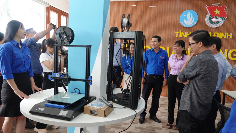 Đoàn viên thanh niên tham quan công trình Không gian sáng tạo trẻ tại Trường ĐH Quy Nhơn. Ảnh: Hoàng Trọng