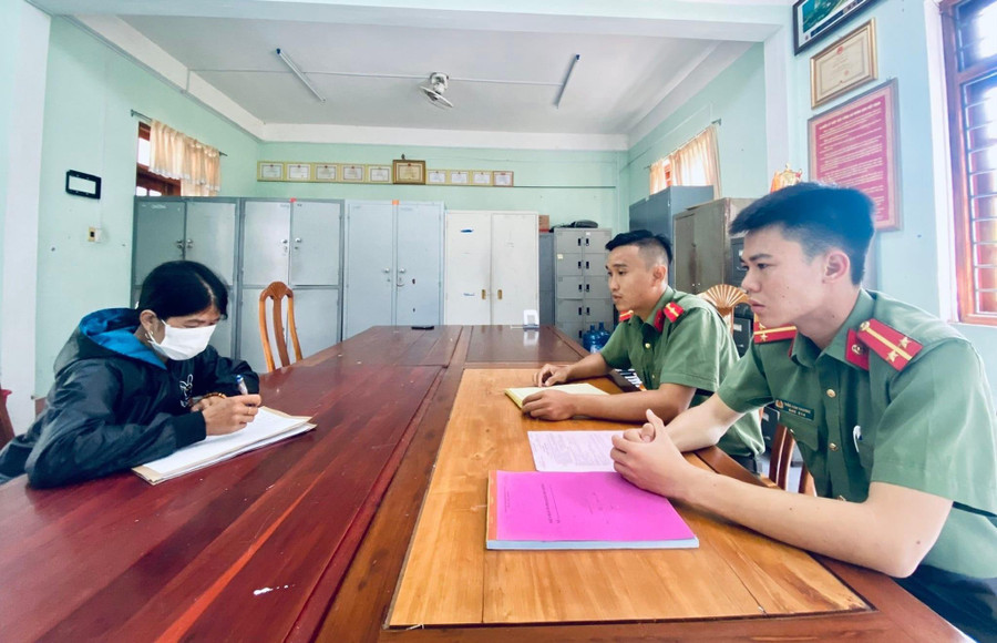 Bà N.T.M. thừa nhận hành vi sai trái tại Cơ quan Công an. Ảnh nguồn Fanpage Công an huyện Đak Pơ Bà M. thừa nhận hành vi sai trái tại Cơ quan Công an. Ảnh nguồn Fanpage Công an huyện Đak Pơ