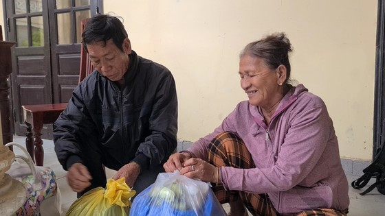  Người dân TP Hội An đem theo đồ sinh hoạt đến trụ sở UBND phường để tránh bão số 4. Ảnh: NGUYỄN CƯỜNG