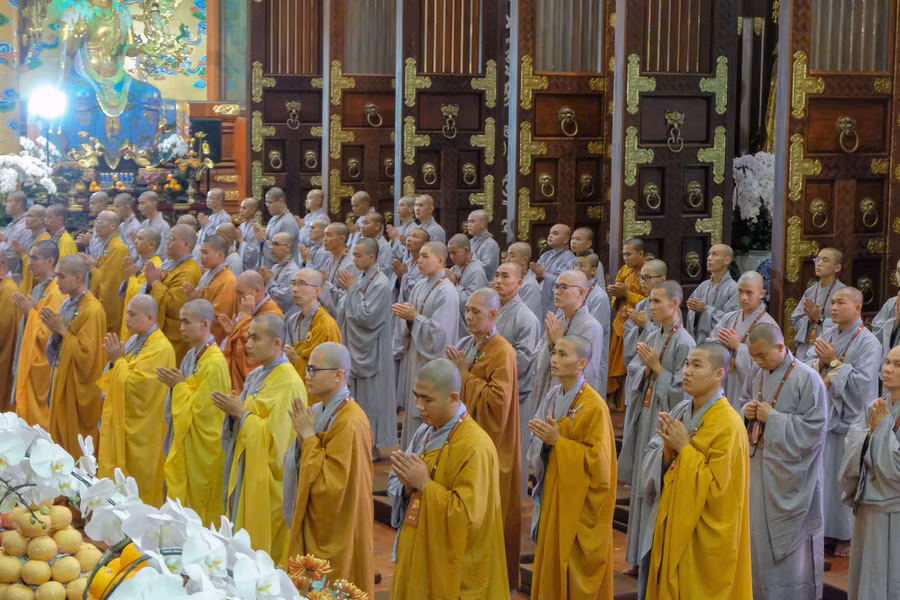 Các tăng ni trẻ tham dự Đại giới đàn Cam Lộ Giác Đạo. Ảnh: Thanh 