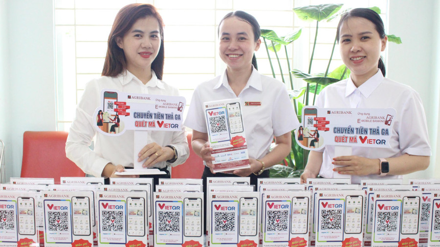 Agribank Đông Gia Lai hướng tới mục tiêu trao 1.500 mã VietQR cho khách hàng vào cuối năm 2022. Ảnh: Sơn Ca